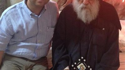 اتصلت بي سكرتاريه البابا تاوضروس لتكليفي بعلاج الانبا باخوميوس ( البطريرك الذي لم يأخذ رقم ) و مع اني عالجت كثيراً شخصيات لها قيمه سواء كنسيه او مجتمعيه لكني وجدت اختلافاً و عمقاً