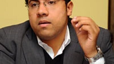 احمد خيرى عبر تويتر في ظل الحر البشع اللي احنا فيه ، لِسَّه في ناس بيقولوا الحجاب فرض و الستات لازم تلبس بأكمام