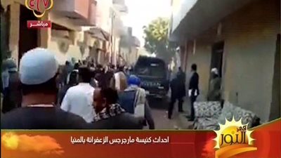 اول فيديو لطرد كاهن كنيسه الزعفرانه و خروجه في سياره شرطه وسط فرحة وهتاف المتطرفين