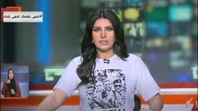 ردود افعال عقب ارتداء مذيعه اكسترا نيوز قمصانا تحمل صور شهداء ملحمة البرث | صور