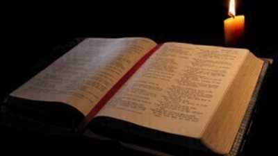 لماذا نقف في الكنيسة عند قراءة الانجيل بينما نجلس عند قرائته في المنزل؟