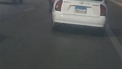 دول اتنين ماشين علي الطريق قرارو يعاكسو بالعربيه ويزنقوا