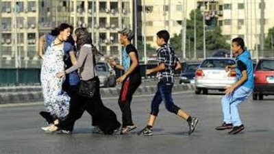 خرجت مع واحدة صاحبتى نشم هوا و نشرب شاى فؤجئنا براجل اربعينى غمز لصاحبتى وبعتلى بوسه فى الهواء بشكل حيوانى 1087630