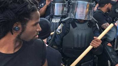 رجل مصرى يفاجئ أمريكي أسود حاول سرقته خلال الاحتجاجات .. شاهد كيف تعامل مع هذا الموقف | فيديو