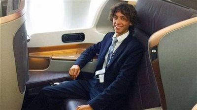 بالصور..شاب يسافر حول العالم مجانًا لاختبار جودة مقاعد الطائرات