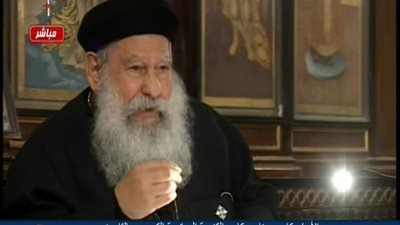 بالفيديو | شخص يطلب من ابونا مكاري الغفران بسبب انه غلط فيه قبل كده وشاهد رد ابونا مكاري