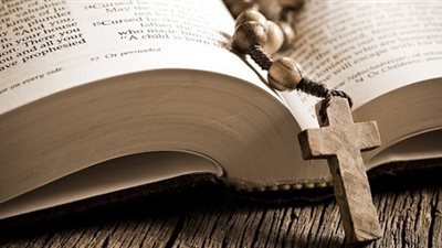 قناه علي النايل سات تقرأ الإنجيل عهد قديم وجديد متواصل طوال اليوم وهذا ترددها