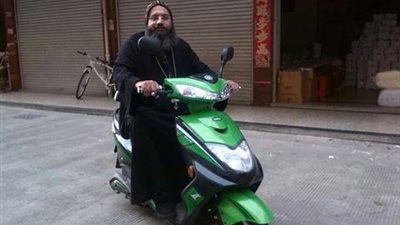 هذه الصورة للراهب القس رويس المحرقي في الصين وهو يتجول على موتوسيكل وقد أعجبتني الصورة لعدة أسباب