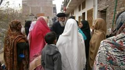 في الصورة قدس أبونا أنطوني كما ترون الشارع والكنيسة كلها ممتلئة على أخرها ويتم تقديم طعام للفقراء