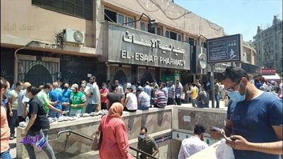 الوضع صعب ويجب التدخل الفورى .. شاهد تدافع وزحام أمام صيدلية الإسعاف لشراء المستلزمات الطبية | صور