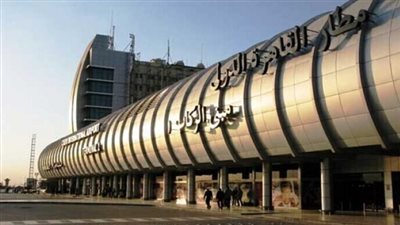 طوارئ لتفتيش طائرة الرياض بعد العثور على رقم 008 بمرآة الحمام