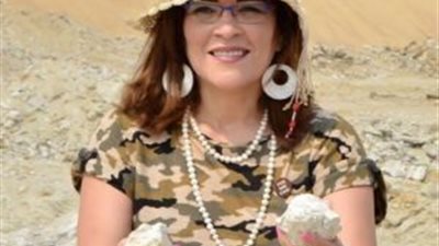 فاطمة ناعوت عبر الفيسبوك خشبُ الصندوق المنزوعُ من أشجار مصر، لا يعرف التمييز بين الأجساد التى يحملها إلى مثواها الأخير. يحتضن المسيحىَّ ويحتضن المسلمَ