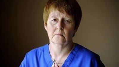 شخص يفحم شيخ بعد سؤاله عن دكتورة مسيحية تصع الصليب على صدرها كيف اتعامل معها !!