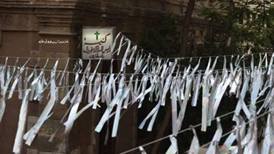 يا فضيلة المفتي !زينة رمضان متعلقة بين البيوت و كنيسة الملاك غبريال في عابدين