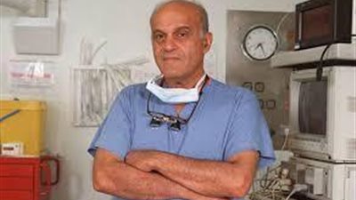 شخص عبر الفيسبوك يكتب عفوا وزير الصحه لما تحب سيادتك تجيب سيره الاستاذ الدكتور المصرى العالمى ابن مصر العظيم المتواضع سير مجدى يعقوب لا يصح مطلقا أن تذكر اسمه بدون القاب