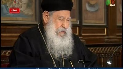 بالفيديو | صلاه رائعه جدا لابونا مكاري يونان والمسيح حاضر في الوسط