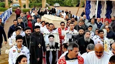 بالصور من صلاة الجناز علي ابونا بيشوي..وجهة مبتسما ..طوباك ياقديس