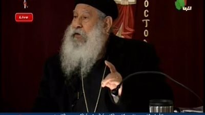 بالفيديو | فتاه تشكو اهل زوجها لابونا مكاري مما فعلوه معها بعد وفاه زوجها مما جعلها تفكر في الانتحار وابونا مكاري يحذرهم باسم المسيح