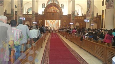 فاطمة ناعوت تحضر قدّاسًا فى كنيسة مع صديق لك، فتسمع الكاهنَ يقول لا تصافح مسلمًا