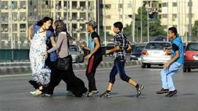 خرجت مع واحدة صاحبتى نشم هوا و نشرب شاى فؤجئنا براجل اربعينى غمز لصاحبتى وبعتلى بوسه فى الهواء بشكل حيوانى 1103058