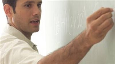 مدرس مصرى يدخل اول يوم عمل فى السعودية فوجد اهانة على السبورة وكان ردة مفحم 1103137