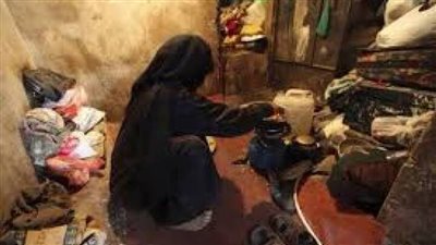 امرأة فقيرة ذات ملابس حقيرة وعلى وجهها نظرة منكسرة اقتربت من مالك المتجر فى أتضاع شديد ، وسألته لو كان من الممكن أن يسمح لها بأخذ بعض مواد البقالة وهذا ما فعلة 1103161