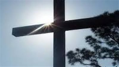 كان فى مطران يزور احد الرؤساء وكان الرئيس يريد ان يغيظ المطران فوضع على الارض سجادو مليئة بالصلبان فكان هذا رد فعل المطران