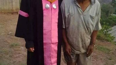 بعد أن تخرج من الجامعة أصر هذا الطالب الصينى أن تكون أول صورة له بـ زى التخرج مع والده المزارع البسيط الذى أنفق كل ما يملك لـ رؤية إبنه وهو حاصل على الشهادة