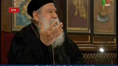 بالفيديو | شخص يسخر من ايه بالكتاب المقدس وابونا مكاري يرد عليه من داخل التلفاز وزهول من معه ورد ابونا مكاري عليه