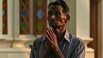 كان هناك رجل يأتي إلى الكنيسة في الساعة الثامنة من مساء كل يوم، ويقف أمام صورة السيد المسيح وينحني ويقول مساء الخير يا سيدي، ويخرج من الكنيسة على الفور فقام الموجودون بإعلام كاهن الكنيسة