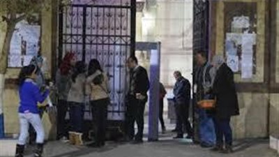 اي بنت مسيحية خارجة من الكنيسة متقفش قدام الكنيسة وتمشي بسرعة