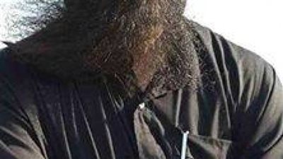 كان في راهب ماشي فالصحرا وراجع لديره عدى ع منطقه خطر فيها ناس اشرار 1104687