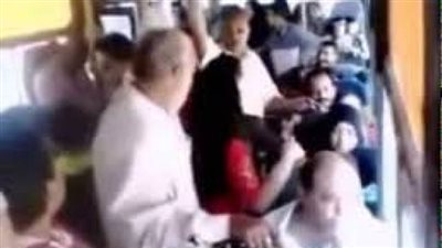 يوم الصبح وأنا راحة الشغل واحد قاعد في الكنبة الأخيرة ورايا لقيت ايده من جنب الكرسي فوق رجلي بيمسك رجلي 1105272