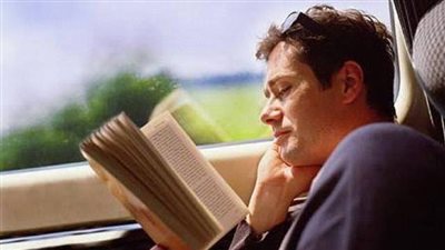 تقابل شابٌ في القطار مع رجلٍ عجوزٍ طاعنٍ بالسن، وكان الشاب يقرأ في كتابٍ فلسفي، بينما العجوز يقرأ في الإنجيل، فنظر الشابُ إليه قائلاً ’’كيف تقرأ كتابًا ولَّى عليه زمنُه وعمره يناهز الألفي سنة 1105282