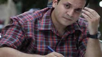 رامى جلال عامر عبر الفيسبوك مسيحي بيقول باسم الرب، وربنا يباركك، وبيرشم الصليب برفع إيده إلى أعلى نقطة يوصلها كأنه بيسرق جوفاية من شجرة..