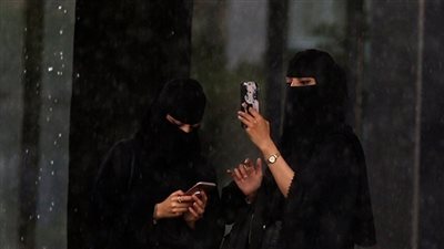 إمام الحرم المكي يوجه رسالة قوية للسعوديات (صور)