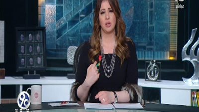 بالفيديو | شاهد سر الورده الحمراء التي ترتديها جيهان لبيب من اول البرنامج