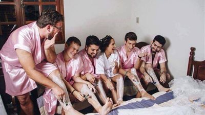 بالفيديو.. شاهد عروس لم تتمكن من ايجاد صديقات لزفافها فاستعانت باصدقائها الشباب هتموت من الـ ضحك