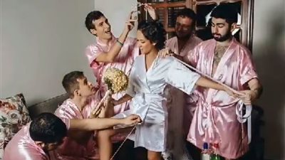 شاهد بالفيديو.. عروس استعانت باصدقائها الشباب فى زفافها