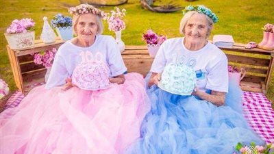 شاهد بالفيديو.. جلسة تصوير لتوام يبلغن من العمر 100 عام