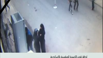بالفيديو . . . لحظه تفجير الانتحارى لنفسه امام باب الكنيسه فى الاسكندريه