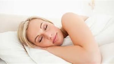 بشرتك مهدده بالتجاعيد بسبب وضعيات نومك الخاطئه