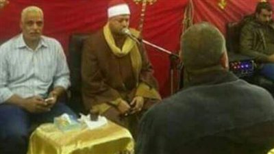 سر الصورة المنتشرة للشيخ الذي يقرأ قرأن في عزاء متوفي مسيحي