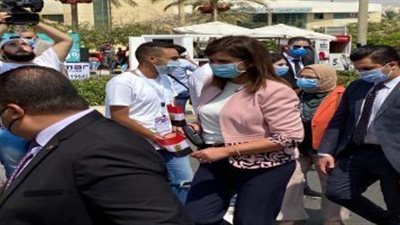 نبيلة مكرم وزيرة الهجرة تدلى بصوتها فى انتخابات مجلس الشيوخ بالرحاب | صور