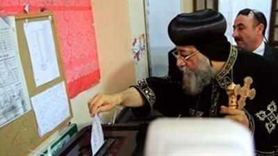 عـــاجل بالصور | قداسة البابا تواضروس الثانى يدلى بصوته فى انتخابات مجلس الشيوخ بالوايلى
