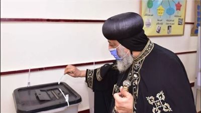 مرتديا الكمامة| البابا تواضروس يدلي بصوته في انتخابات مجلس الشيوخ