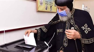 نعرض صور للبابا تواضروس من داخل لجنة انتخابات الشيوخ بالوايلي عقب الادلاء بصوتة