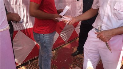 بالصور | شاهد توزيع الكمامات والقفازات الطبية على الناخبين