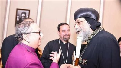 بالصور | شاهد رئيس الكنيسة الأسقفية يدلى بصوته في انتخابات مجلس الشيوخ