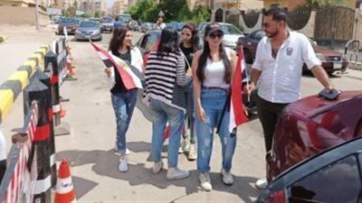 بالصور | شاهد جميلات زايد يحفزن المواطنين على التصويت في انتخابات الشيوخ